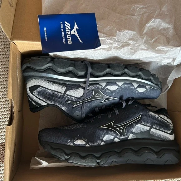 Mizuno Men's Gray and Black Athletic Shoes. Brand new with box 🤗 - Picture 8 of 10